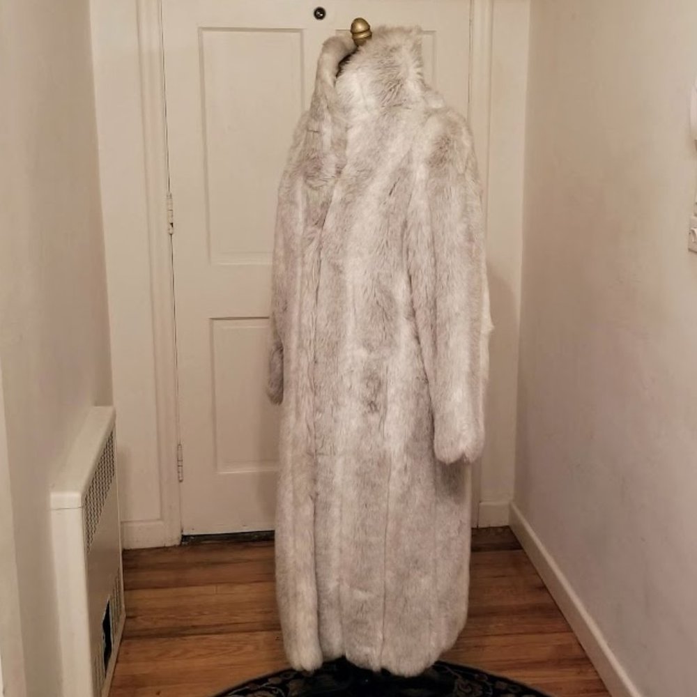 Silver Fox | Faux Fur | Signature Collection by Russel Taylor | Limited Edition - Picture 7 of 16